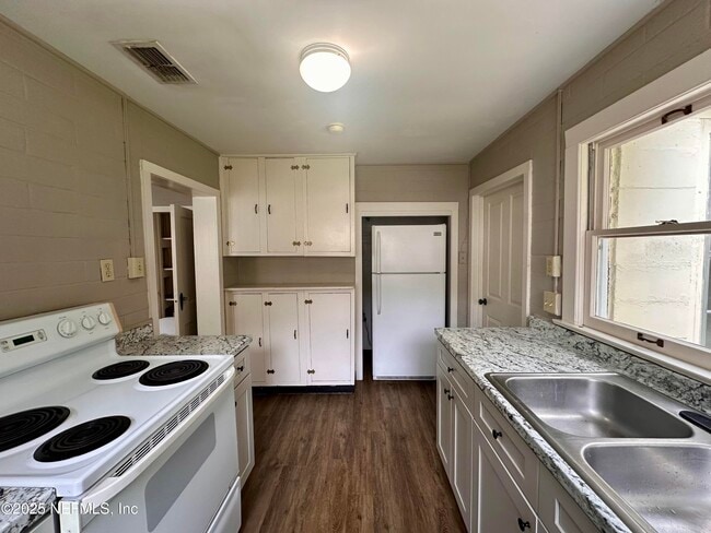 Building Photo - 206 Chestnut St