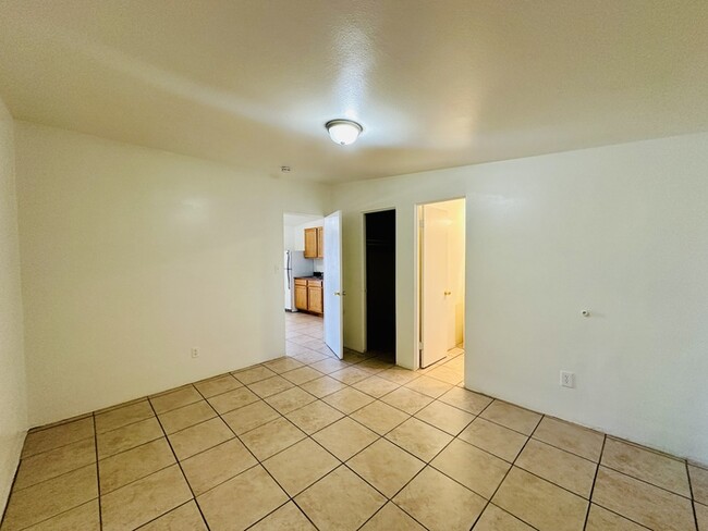 Building Photo - 1 Bedroom with Vaulted Ceilings, Walk In C...