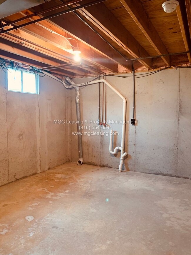 Building Photo - Spacious Raymore Townhome in Prime Remington Village Location