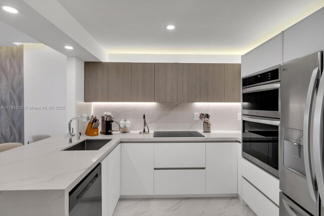 Building Photo - 2301 Collins Ave