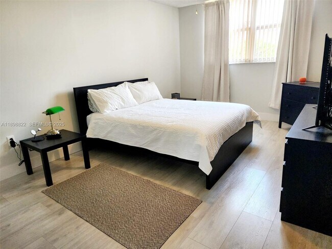 Building Photo - 9101 Lime Bay Blvd