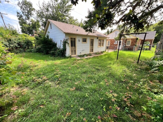 Building Photo - Nice 3 Bedroom 1 Bathroom Home With Detach...