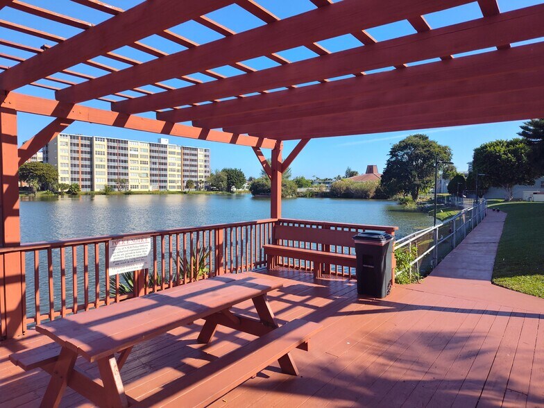 Building Photo - 1605 NE 185th St