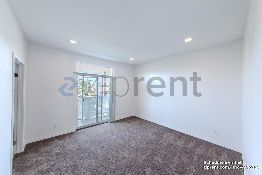 Building Photo - 11622 Oxnard St