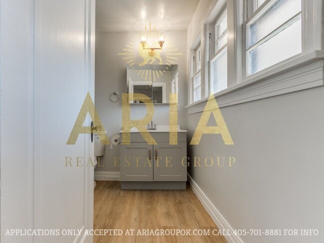 Building Photo - *COMING SOON!* UPDATED 3 BED/2 BATH DUPLEX...
