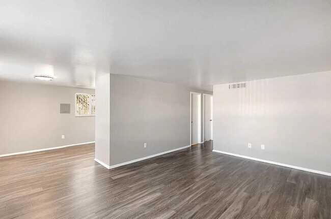 Building Photo - South Majestic