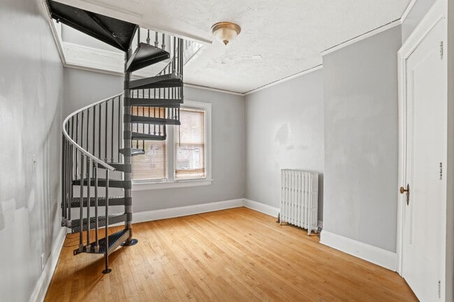 Building Photo - 2118 E Linnwood Ave