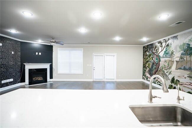 Building Photo - 2215 Manor Pointe Dr