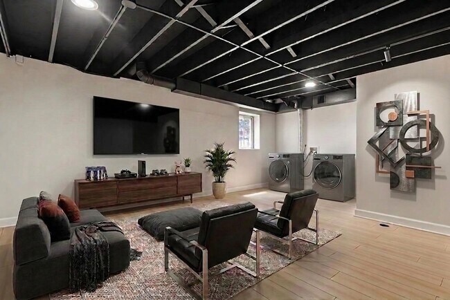 Building Photo - 6523 S Ellis Ave