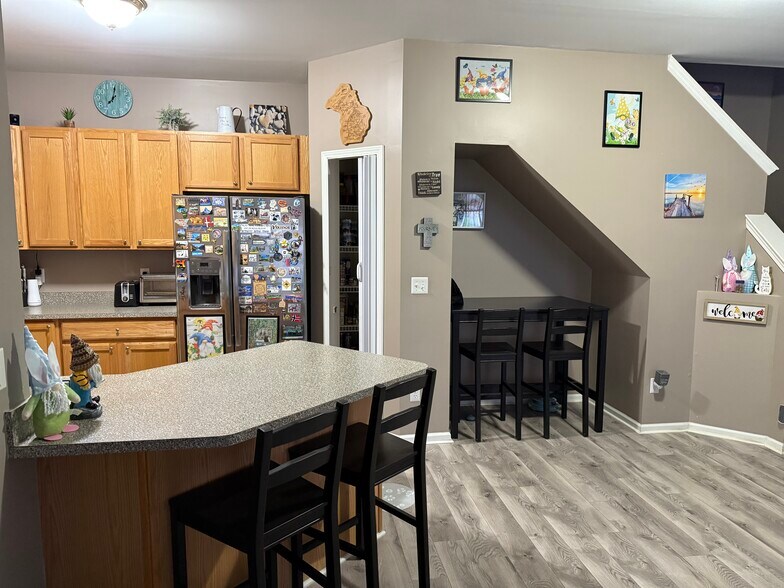Building Photo - 10102 W Midway Ct