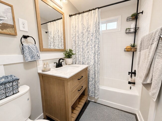 Building Photo - 1021 Old Bishop Rd