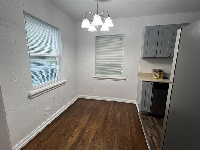 Building Photo - Beautiful Two Bedroom, One Bath Ready For ...