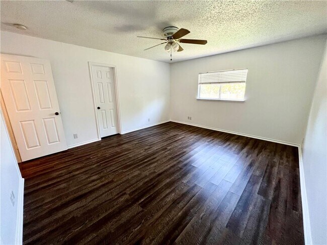 Building Photo - 1105 Jolie Ln