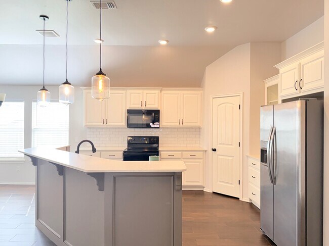 Building Photo - 18600 Luna Dr