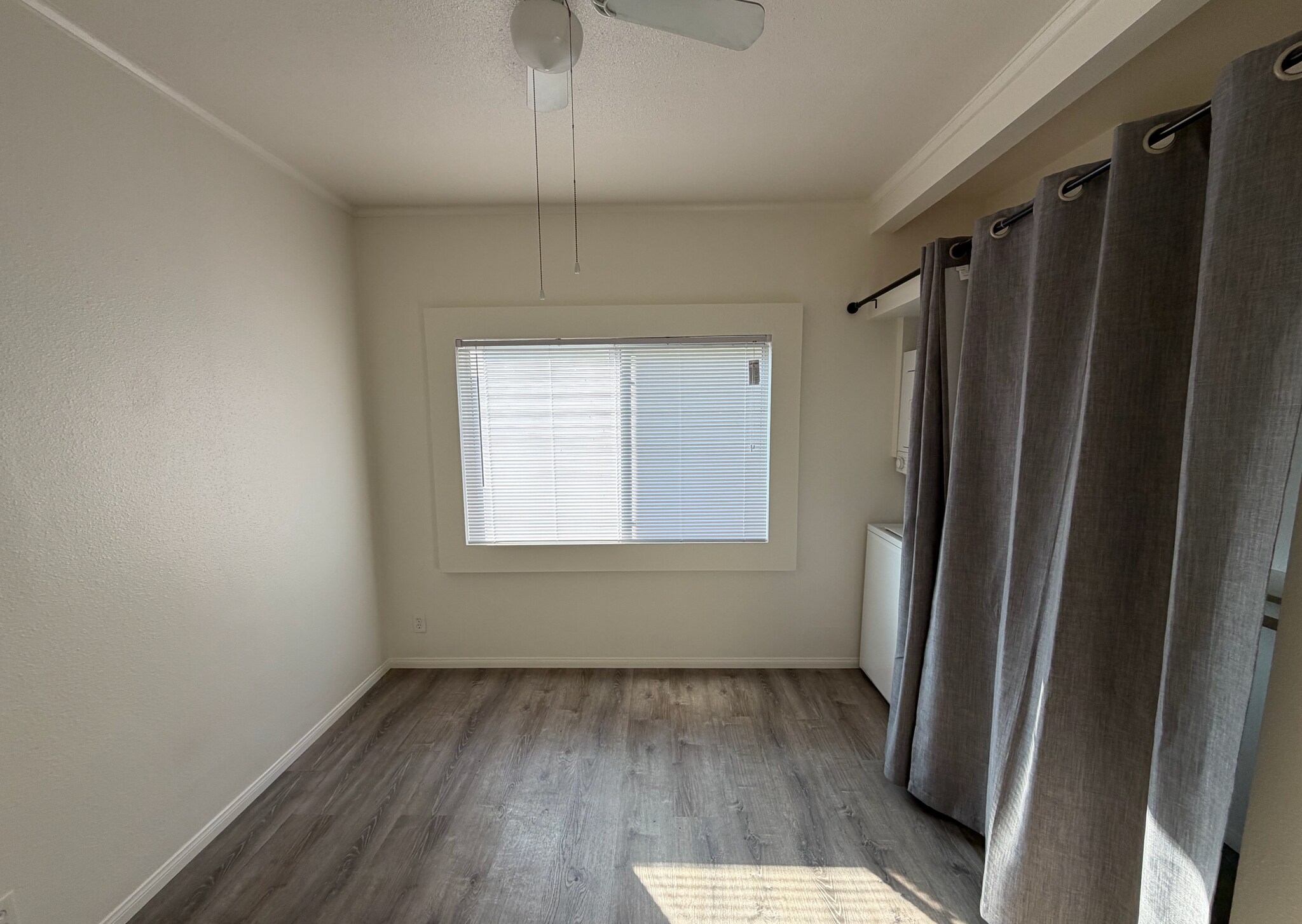 Building Photo - 420 N Rose Pl