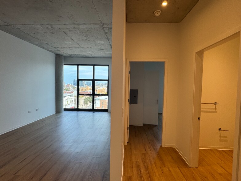 Building Photo - 1601 W Division St