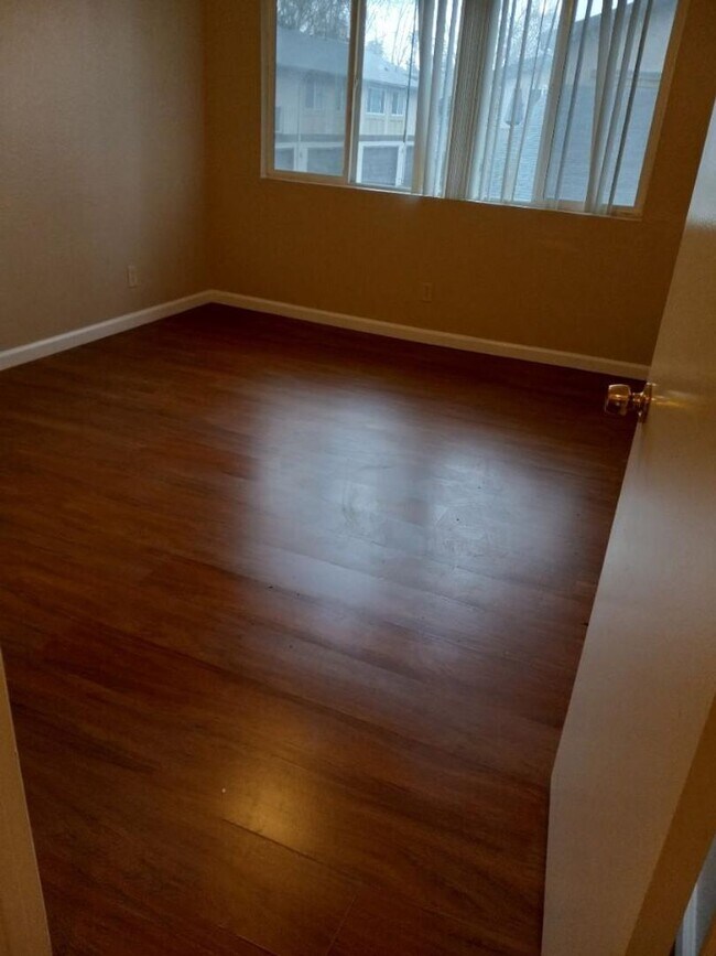 Building Photo - Move in Special ** $500 off 1st month's rent