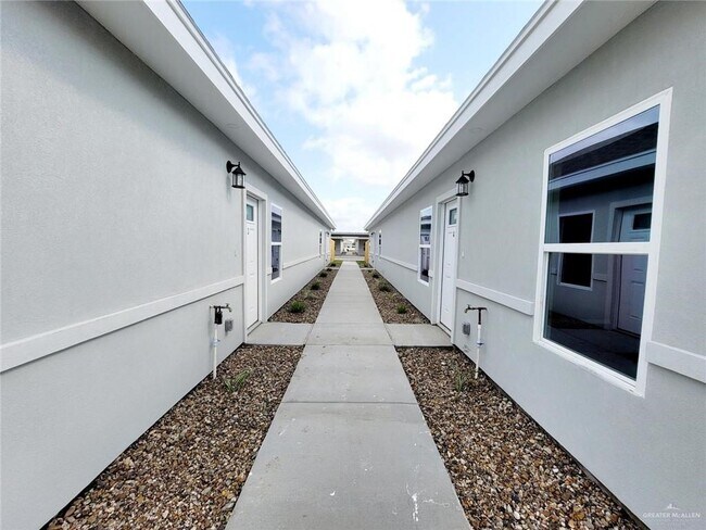 Building Photo - 14 Stauffers St