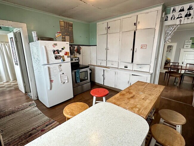 Building Photo - Spacious 7-Bed, 2-Bath Near Downtown Bellingham of Comfortable Living!