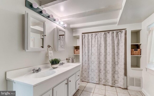 Building Photo - 825 S Charles St