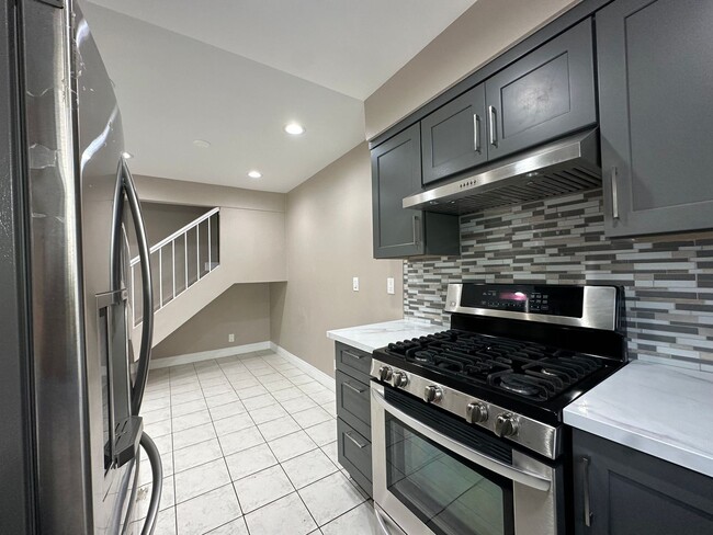 Building Photo - Charming Townhouse in South Coast Metro