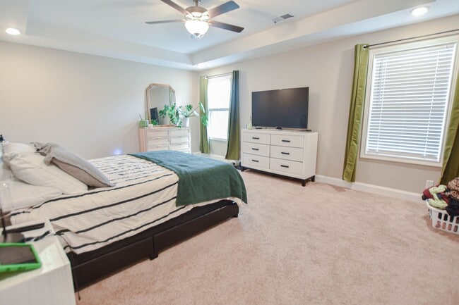 Building Photo - Pet Friendly Three Bedroom!