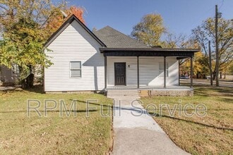 Building Photo - 1002 N Maple St