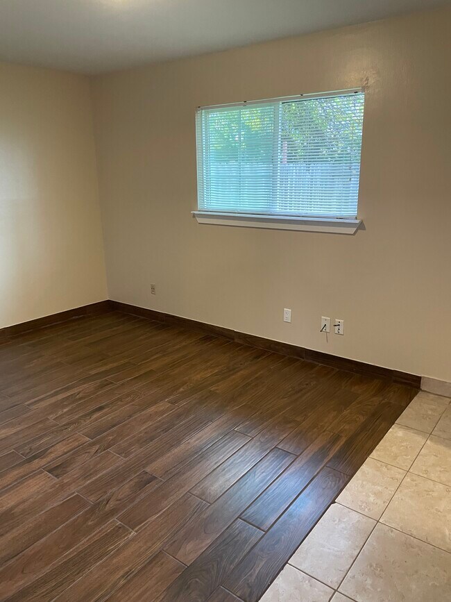 Building Photo - 1333 Woodside Dr