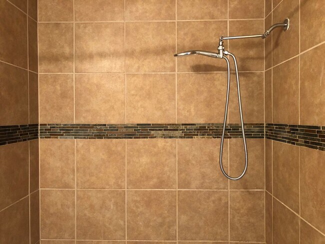 Building Photo - Town home for rent