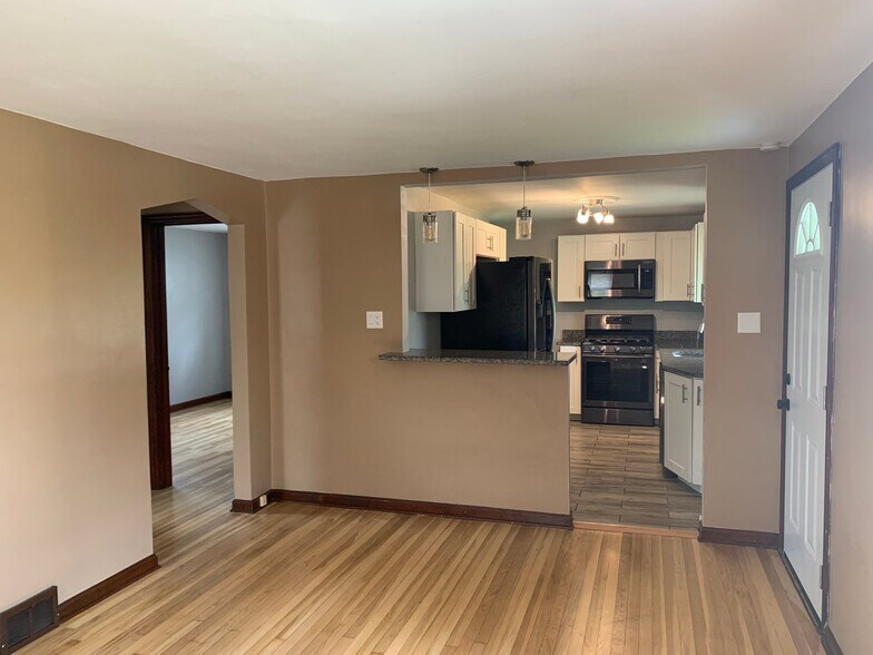 Building Photo - 5 Helen St