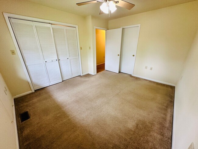 Building Photo - 3 Bedroom 2.5 Bath Townhouse