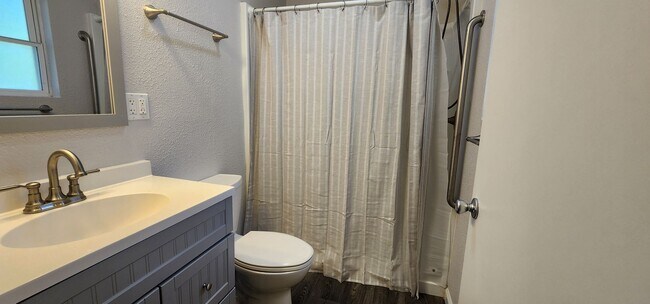 Building Photo - $500 MOVE-IN CREDIT! Updated Home with lots of Extras!