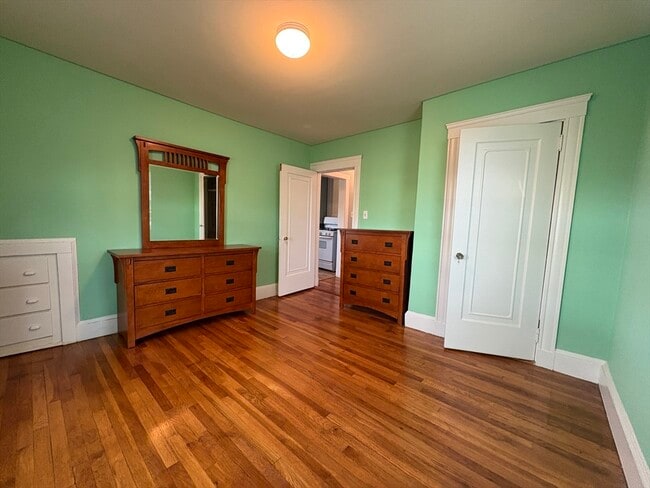 Building Photo - 157 Hillside St