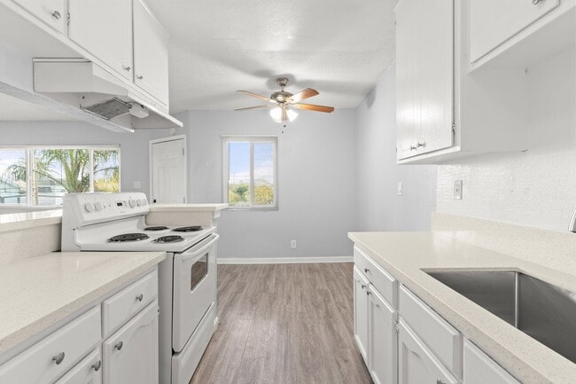 Building Photo - 927 Daisy Avenue