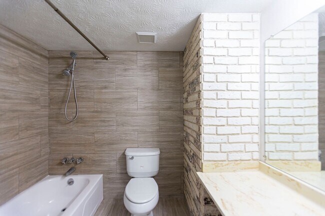 Building Photo - 2bd Townhome in the Heart of Tucker