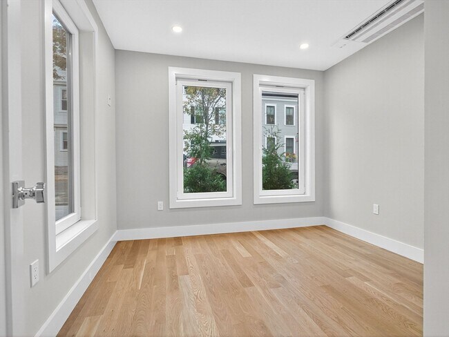 Building Photo - 551 E 7th St