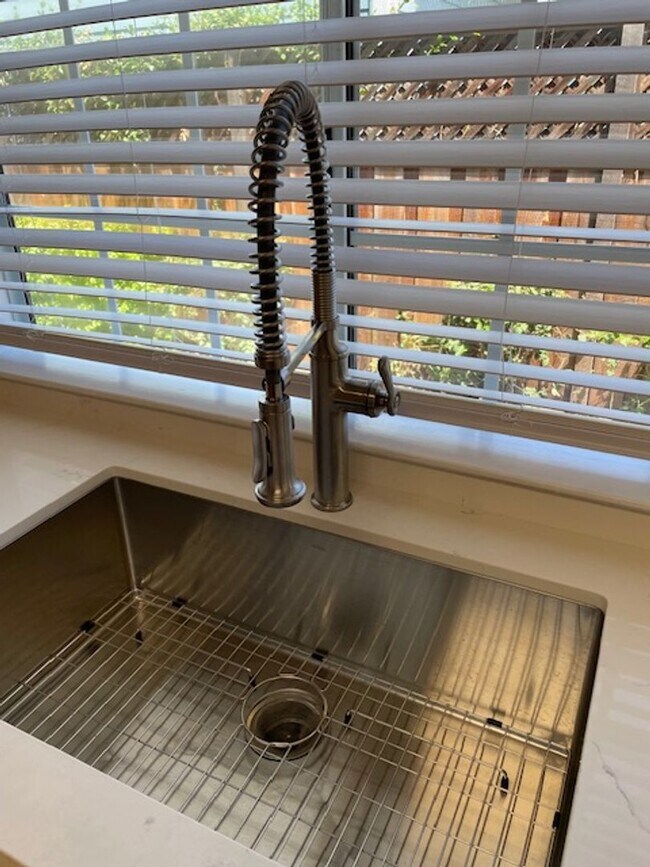 Building Photo - Spacious updated home with 3 downstairs be...