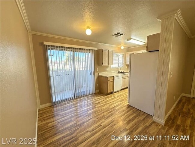 Building Photo - COZY 1ST FLOOR UNIT TUCKED AWAY IN THE OLD HENDERSON AREA!!
