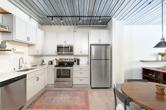 Building Photo - 1009 W Juneau Ave