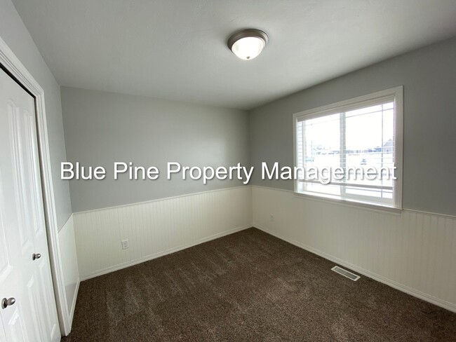 Building Photo - 3865 Cobalt Dr