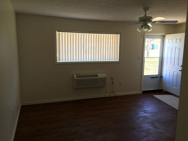 Building Photo - Lakeview Drive Bell 2503-2507 (Tri-plex)