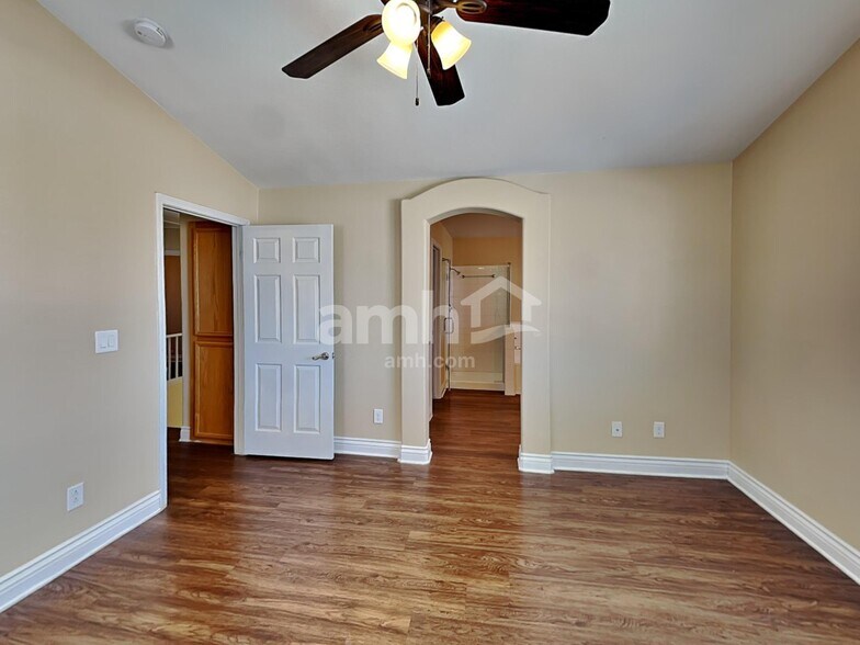 Building Photo - 203 Mariposa Way