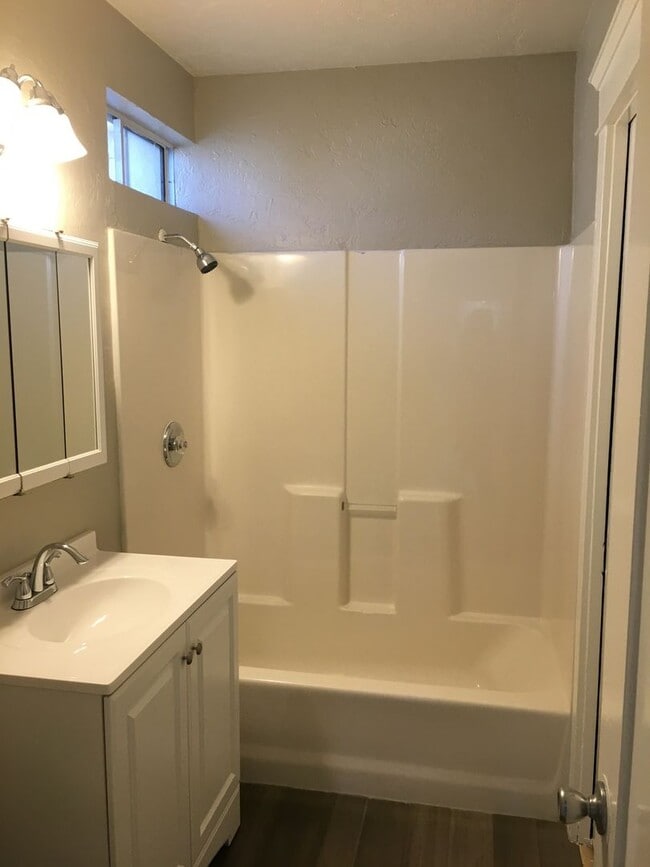 Building Photo - Coming Soon!!! DO NOT DISTURB TENANTS - Available mid May 2026 -