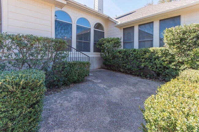 Building Photo - 15808 Chatham Wood Dr