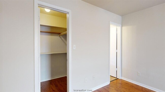 Building Photo - 1513 Hollow Hill Dr