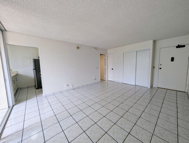 Building Photo - Large studio in the heart of Waikiki with ...