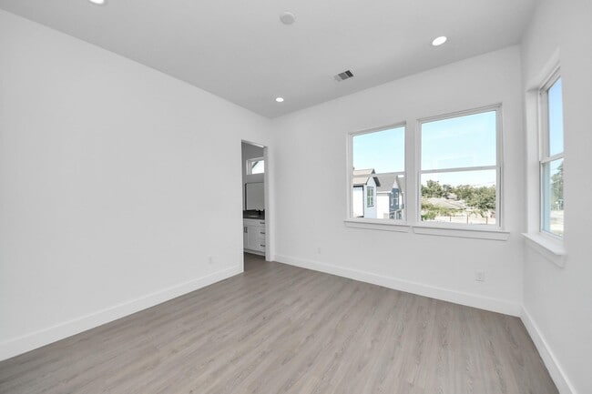 Building Photo - 4129 E Toliver St