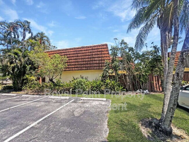 Building Photo - 5241 Cedarbend Dr