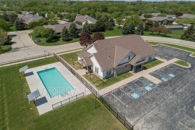 Building Photo - W242N5663 Simona Dr