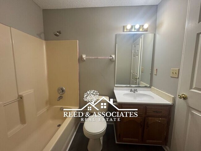 Building Photo - Raleigh Home Located in Quiet Neighborhood!